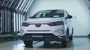 சர்ப்ரைஸ் செய்த டொயோட்டா... இன்னோவா மின்சார கார் வெளியீடு... இததாங்க ரொம்ப நாளா எதிர்பார்த்திட்டு இருக்கோம்!