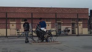 பைக் பறக்குமா!.. சாதாரண டூ-வீலரை பறக்க வைக்கும் முயற்சியில் இந்திய மாணவர்கள்... சூப்பரா ரெடி பண்ணியிருக்காங்க!