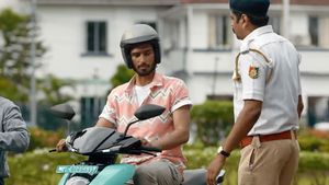 இந்த இ-ஸ்கூட்டருல போகும்போது லைசென்ஸ் கையில வச்சிருக்கணும்னு அவசியம் இல்ல! போலீஸ் பிடிச்சாலும் பயப்பட வேண்டாம்