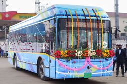 இதை யாரும் எதிர்பாக்கவே இல்ல... எலெக்ட்ரிக் பஸ்ஸில் பயணம் செய்தால் ஐபேடு... அரசின் சூப்பரான திட்டம்!