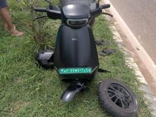 நடுரோட்டில் உடைந்து விழுந்த ஓலா ஸ்கூட்டர்... இதில் இவ்வளவு பிரச்சனைகள் இருக்குதா?