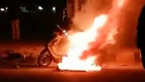 மீண்டும் ஒரு எலெக்டரிக் ஸ்கூட்டர் தீ பிடித்தது... இந்த முறை என்ன ஆச்சு தெரியுமா?