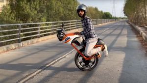 செல்ஃப் பேலன்ஸிங் பைக்கை வீட்டிலேயே உருவாக்கிய இளைஞர்கள்!.. கேடிஎம்கூட இப்படி ஒரு பைக்கை உருவாக்கல!