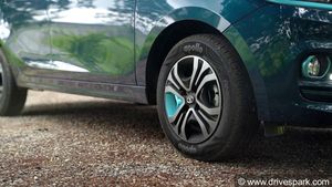 ஏன் எலெக்டரிக் & ஹைபிரிட் வாகனங்களில் மட்டும் ரீஜெனரேட்டிவ் பிரேக்கிங் இருக்கிறது? அது எப்படி செயல்படுகிறது?