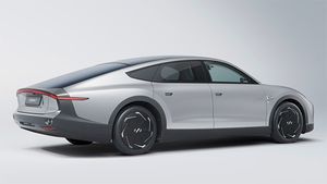 உற்பத்திக்கு தயாரான உலகின் முதல் சோலார் எலெக்ட்ரிக் கார்... சார்ஜ் போடாமலே நாள் ஒன்றுக்கு 70 கிமீ பயணிக்கலாம்!