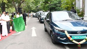 முதல்வர் ஸ்டாலினின் தரமான சம்பவம்... தமிழக அரசு அதிகாரிகளுக்கு எலெக்ட்ரிக் கார்கள்... விலை எவ்ளோனு தெரியுமா?