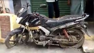 மஹிந்திராவின் இந்த பைக்கை இப்போ வாங்குறது ரொம்ப கஷ்டம்... இந்த மாதிரியான பைக்கையா அசால்டா புதைச்சுட்டு போனாங்க