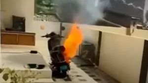 இதோட 5வது முறை... தானாக தீ பிடித்த குறிப்பிட்ட நிறுவனத்தின் எலெக்ட்ரிக் ஸ்கூட்டர்... இந்த முறை எங்கே தெரியுமா?