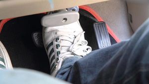 நீங்க நினைக்கற மாதிரி இது சாதாரண விஷயம் இல்ல... 'சடன் பிரேக்' பிடித்தால் காரில் இவ்ளோ பிரச்னைகள் ஏற்படுமா?