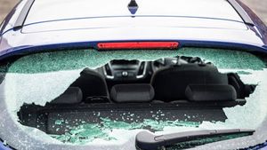 உங்க காரின் கண்ணாடி திடீர்ன்னு உடைஞ்சு போச்சா அப்ப இந்த 5 விஷயங்கள் தான் காரணமா இருக்கும்...