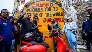 தன்னம்பிக்கை... எலெக்ட்ரிக் ஸ்கூட்டரில் கன்னியாகுமரி-காஷ்மீர் பயணம்... பிரம்மிக்க வைத்த கர்நாடக யூ-டியூபர்!