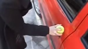 பூட்டப்பட்ட காரை டென்னிஸ் பந்தை வைத்து திறக்க முடியுமா? உண்மை என்ன?