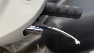 ஸ்கூட்டர்களில் பிரேக் பக்கத்துல ஒரு லிவர் இருக்கும்... இந்த சின்ன கம்பி இவ்ளோ பெரிய விஷயத்தை செய்யுமா?