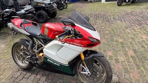 நல்ல வேலை எப்படியோ பைக்கை மீட்டுட்டுங்க.. 7வருஷமா மழையிலும், வெயிலும் காய்ந்து வந்த ரேர் டுகாட்டி பைக் மீட்பு!