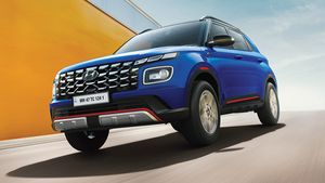 என்ன விலையை இவ்வளவு சீப்பா சொல்லிட்டாங்க... குறைந்த விலையில் அறிமுகமான ஹூண்டாய் வென்யூ என் லைன் கார்...