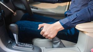  இது பார்க்கிங் பிரேக் தான்.. ஆனால் பார்க்கிங் பண்ணும் போது எல்லாம் யூஸ் பண்ணக் கூடாது... ஏன் தெரியுமா? 