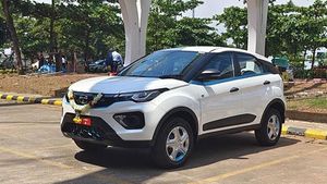 எல்லாரும் போட்டி போட்டுகிட்டு ஆர்டர் குடுக்கறாங்க... டாடா எலெக்ட்ரிக் காருக்கு இவ்ளோ பெரிய வரவேற்பா!