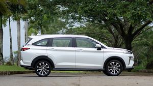 இதுதான் டொயோட்டா நிறுவனத்தின் புதிய காரின் பெயரா! பேருக்காகவே காரை வாங்கலாம் போல இருக்கே!