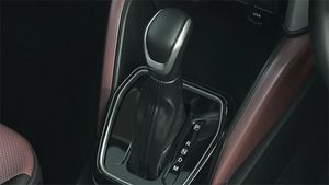 சிக்னலில் நிற்கும் போது எந்த கியரில் காரை நிறுத்த வேண்டும்? ஆட்டோ கியர் காரில் ரொம்ப பேருக்கு இந்த குழப்பம்