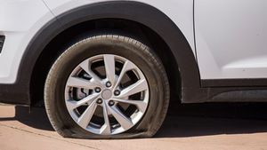 ரோட்ல போகும் போது தீடீர்னு டயர் பஞ்சரானா என்ன செய்யனும் தெரியுமா?  இதை மட்டும் செஞ்சிடாதீங்க...