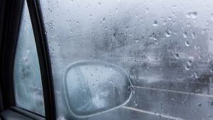 பாக்க அழகாதான் இருக்கும் ஆனா ஆபத்தானது... கார் கண்ணாடி மீது படரும் பனியை அகற்றுவது எப்படி?