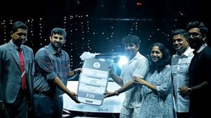 எலெக்ட்ரிக் கார்களை பல்க்காக டெலிவரி செய்த பிரபல நிறுவனம்... இவ்ளோ ஆர்டர்கள் குவியும்னு அவங்களே எதிர்பாக்கல!