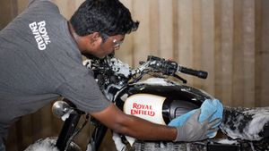 பைக்க இப்படி கண்டமேனிக்கு கழுவாதீங்க! நம்மில் பலபேரு இந்த தவற செய்றாங்க! பைக்கை கழுவும்போது கவனிக்க வேண்டியவை!