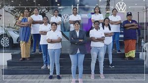 கோவையில் இப்படி ஒரு கார் ஷோரூமா! ஒட்டுமொத்த தமிழ்நாடே இதுக்காக பெருமைப்படணும்! எல்லாரும் படையெடுக்க போறாங்க!