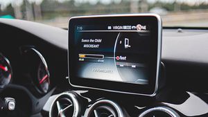 கார் தொடு திரையில் ஏற்படும் ஸ்கிராட்ச்களை அகற்ற இவ்ளோ சுலபமான வழிகள் இருக்கா! கார வித்தவங்ககூட இத சொல்லி தரல!