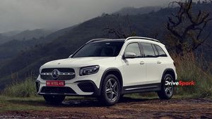 பேங்க் அக்கவுண்ட்ல ரூ15 லட்சம் விழுந்தா கூட இந்த காரை வாங்க முடியாது! விலைய தாறுமாறா வச்சிருக்காங்க!