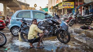 பைக் கழுவும்போது இந்த விஷயத்தை மட்டும் பண்ணீராதீங்க! கொஞ்சம் மிஸ் ஆச்சுனா கூட காயலான் கடைக்குதான் போடணும்!