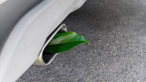 எக்ஸாஸ்ட் பைப்ல இப்படி ஒரு விஷயத்தை பாத்தீங்கன்னா இன்ஜின் சீஸ் ஆக போகுதுன்னு அர்த்தம்!