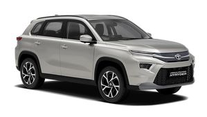 மைலேஜில் மாருதியையே தூக்கி சாப்பிடும் காரை களமிறக்கிய டொயோட்டா! இந்த விலைக்கு இப்படி ஒரு காரை எதிர்பாக்கல!