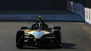 இந்தியாவின் முதல் ஃபார்முலா இ ரேஸின் இறுதி முடிவுகள் - 7வது இடத்திற்கு தள்ளப்பட்ட லோக்கல் கை மஹிந்திரா!!