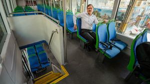 கப்பல் மாதிரி இருக்கு! எலெக்ட்ரிக் டபுள் டக்கர் பஸ் வந்தாச்சு! எல்லாரும் செல்பி எடுத்து சீன் போட போறாங்க!