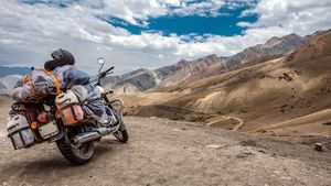 மலை பாதையில் பயணிக்கும்போது எந்த கியர்ல பைக்க ஓட்டணும்? என்ன இந்த பக்க பிரேக்க பிடிக்க கூடாதா? டிராவல் டிப்ஸ்!