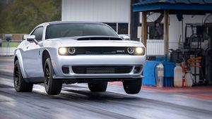 தான் தயாரிக்க உள்ள கடைசி ஃப்யூவல் காரை வெளியீடு செய்த பிரபல நிறுவனம்.. இதுக்கப்புறம் கார்களையே தயாரிக்காதா?