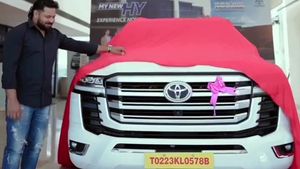 நகைக்கடை அதிபர்ன்னா சும்மாவா? அசால்டா ரூ2 கோடிக்குக் காரை வாங்கி சென்று கெத்து காட்டிய ஜான் அலுக்காஸ்