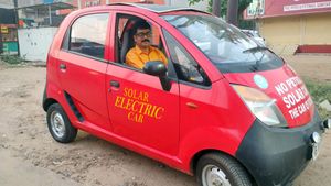 சோலார் காராக மாற்றப்பட்ட டாடா நானோ... வெறும் 30 ரூபாய் செலவில் 100 கிமீ பயணம்...