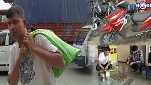 சாக்கு நிறைய சில்லறைகளுடன்  ஸ்கூட்டரை வாங்கிய வியாபாரி! ரூ90 ஆயிரத்தை சில்லறையாக சேமித்து கனவை நினைவாக்கினார்