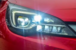 Modern Car-களில் இந்த விளக்குகள் இருக்குதானு பார்த்து வாங்குங்க... விபத்து நடக்காம தடுத்து விடுதாம்!!