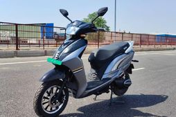 Elesco V1 V2 எலெக்ட்ரிக் ஸ்கூட்டர்கள் விலை இவ்ளோதானா! செல்போன் வாங்கற காசுல இதை வாங்கீரலாம்!