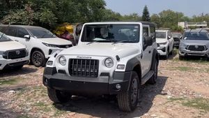 Mahindra Thar இந்த வெள்ளை நிறத்தில் பார்க்கவே செம்மையா இருக்கு... புக்கிங் குவிய போகுது!!