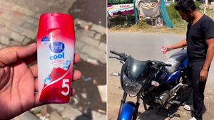 Nycil Cool Powder-ஐ பைக்கிற்கு பூசிய இளைஞர்... எதுக்குனு தெரிஞ்சா நீங்களே ஆச்சரியப்படுவீங்க... வைரல் வீடியோ!