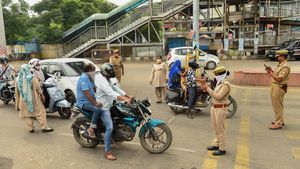 Traffic E-Challan ஆன்லைன்ல போலீஸ் உங்கள போட்டோ எடுத்தாலே அப்டேட் ஆகிடும்! எப்படி கட்டணும் தெரியுமா?