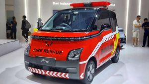 பார்க்க தான் சின்னது... தீயணைப்பு வாகனமா கூட பயன்படுத்தலாம் போலயே!! இந்த எலக்ட்ரிக் காரை போலீஸாரும் வாங்கனும்!