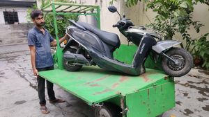 பிஸ்கட்கூட 'டீ' உள்ள முக்கி எடுத்த பின்னாடிதான் உடையும்.. இந்த ஸ்கூட்டர் என்னங்க இதுக்கே ரெண்டா உடைஞ்சிருச்சு!