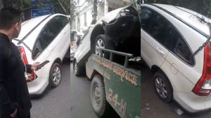 காரோட உரிமையாளர்கிட்ட ஒரு வார்த்தகூட சொல்லல! வம்படியாக ஸ்கிராப் செய்ய இழுத்து சென்ற போலீஸ்காரர்கள்!