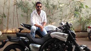 இந்த நடிகர் கம்மி விலைக்கு பைக்கை வாங்கி அதிக விலைக்கு விற்கிறாரா! அவரே வேணாம்னு சொன்னாலும் விடுறது இல்லையாம்!