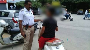 சிறுவனை வண்டி ஓட்டவிட்ட அண்ணனுக்கு நேர்ந்த கதியை பாருங்க.. அந்த நபருக்கு சம்பளம்கூட இவ்ளோ இருக்குமா தெரியல!